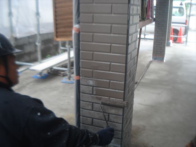 S邸柱下塗り