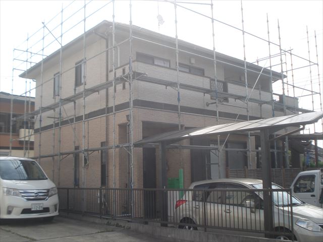 塗装前の高圧洗浄で屋根と外壁の汚れを落としてきました。日立市