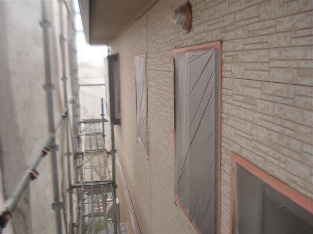 塗装しない部分の養生作業と軒天塗装作業をしてきました。日立市