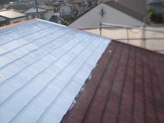 F邸屋根下塗り