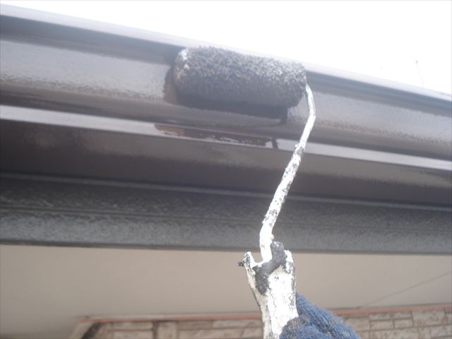 本日も弱溶剤２液型シリコンファインＳＩで付帯部塗装作業です　日立市