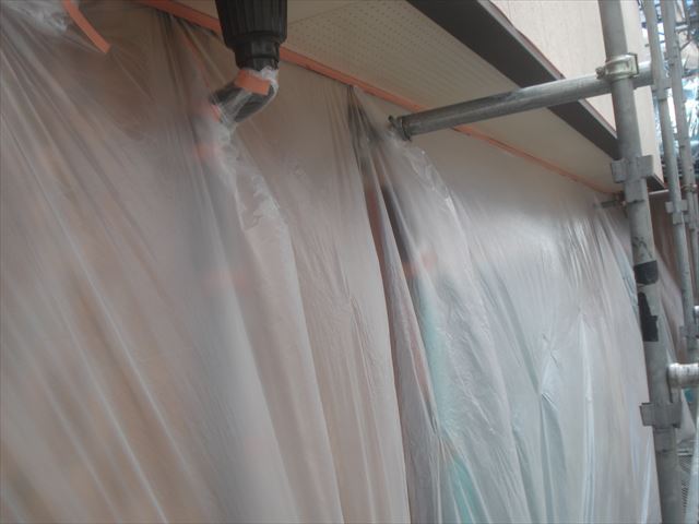 水性アクリル樹脂塗料で軒天仕上げ塗りとシーリング作業です　水戸市