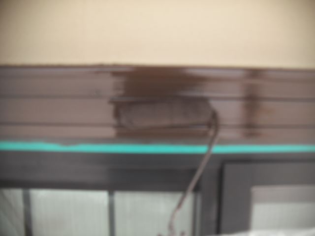 窓モールローラー塗り