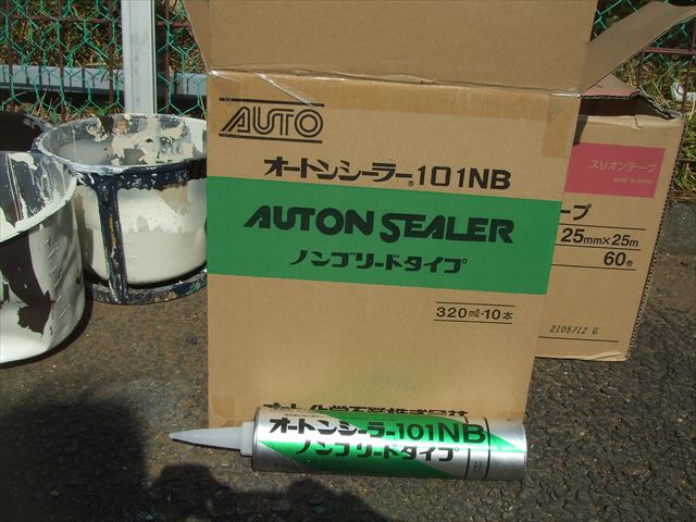 軒天張り直しでパテ処理作業とすき間のコーキングを行いました。日立市にて
