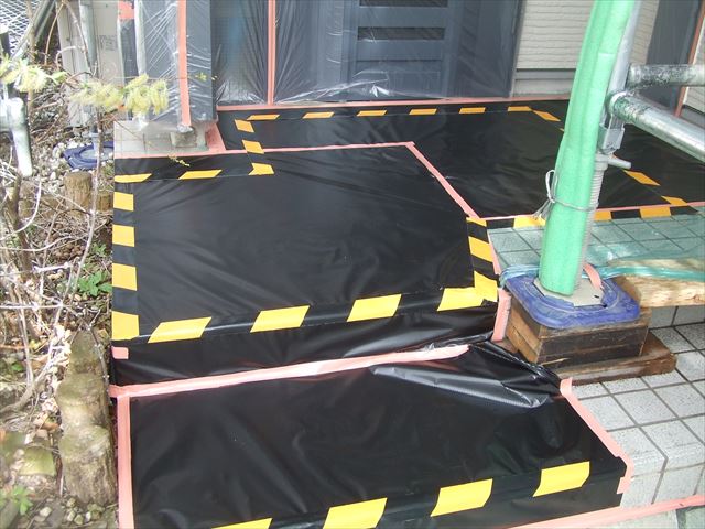 玄関足元トラテープ