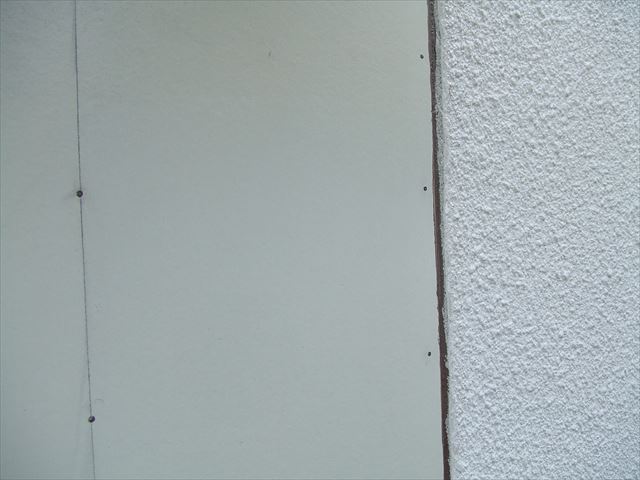 外壁の一部塗装と屋根板金の補修をしてきました。日立市と大洗町