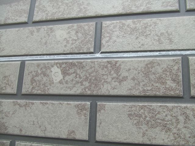 塗り替え工事のお宅で外壁の下塗りと上塗り作業をしてきました。