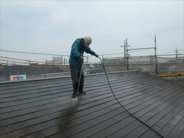 屋根、高圧洗浄中