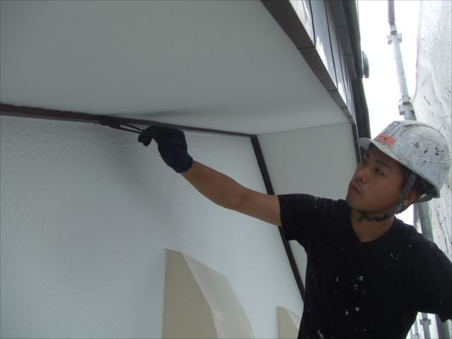 軒見切り、破風板、軒樋、外壁プライマー塗装の作業をして来ました。