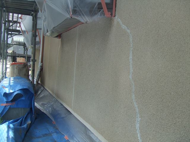 ミラクファンドを使用して外壁下地調整下塗り作業行いました。