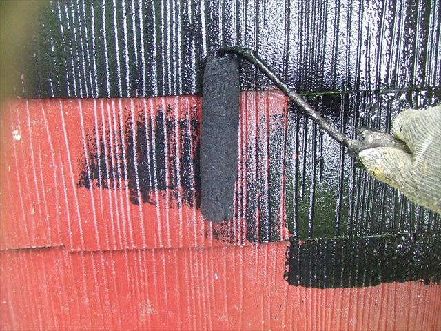 エスケー化研水性ヤネフレッシュシリコンで下屋根（1階屋根）の1回目塗装を使用しました。鉾田市にて