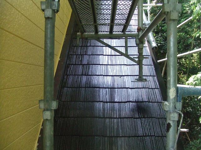 下屋根(1階屋根)1回目塗装後、ヤネフレッシュシリコン