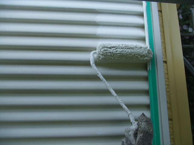1階雨戸1回目塗装、コスモマイルドシリコン2
