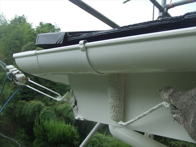 コスモマイルドシリコン２で1階周りの破風板、軒樋、雨戸等の塗装を行いました。鉾田市にて
