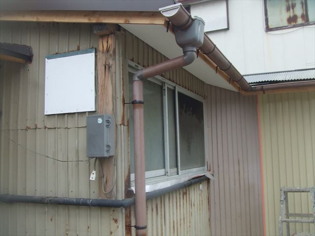 日本ペイントファインｓi（2液弱溶剤シリコン塗料）を使用して鉄板外壁塗装を行いました。大洗町にて
