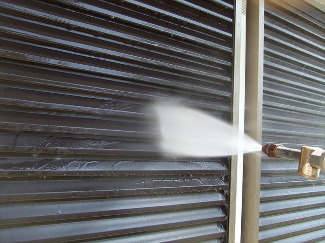 雨戸、高圧洗浄