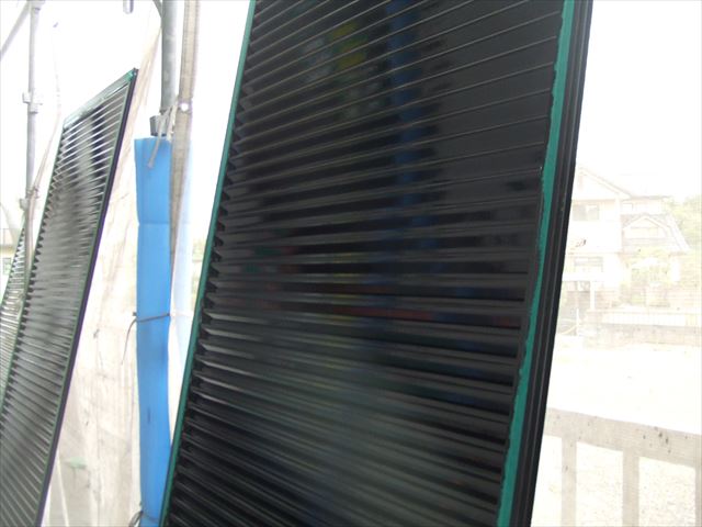 雨戸塗装後、コスモマイルドシリコン2