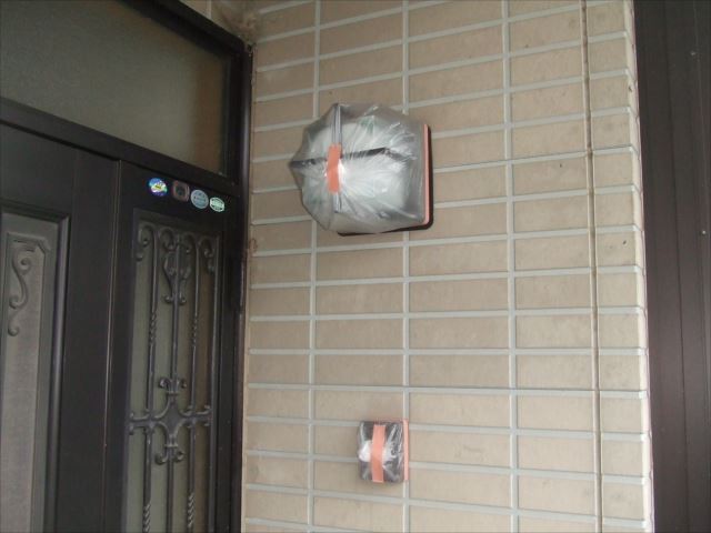 高圧洗浄機を使用して塗り替え工事前の洗浄作業を行いました。笠間市にて