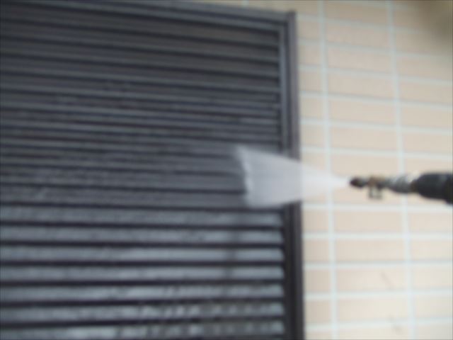 雨戸、高圧洗浄