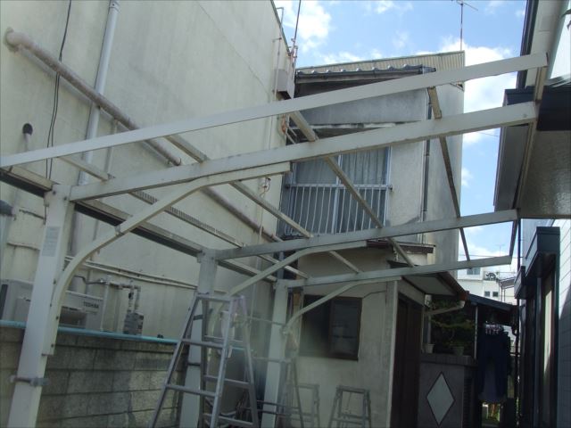 駐車場、波板の取り外し