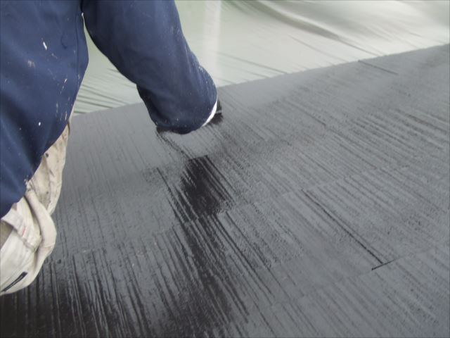 エスケー化研のヤネフレッシュＳIを使用し屋根上塗り２回目仕上げ塗装を行いました。竜ヶ崎市にて