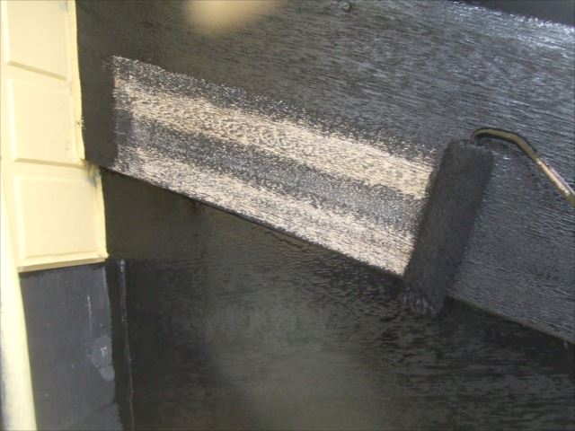 関西ペイントのコスモマイルドシリコン２を使用して破風板、雨樋、幕板、雨戸の塗装を行いました。笠間市にて