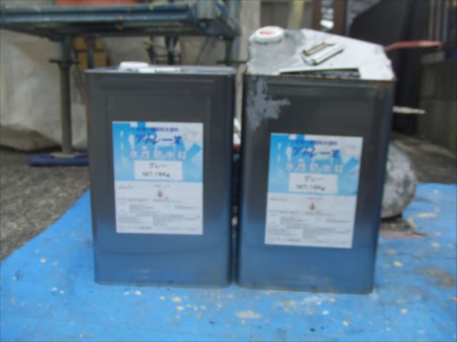 水性防水材アトレーヌを使用してベランダ防水作業とコスモマイルドシリコン２で雨戸、土台水切り塗装を行いました。笠間市にて