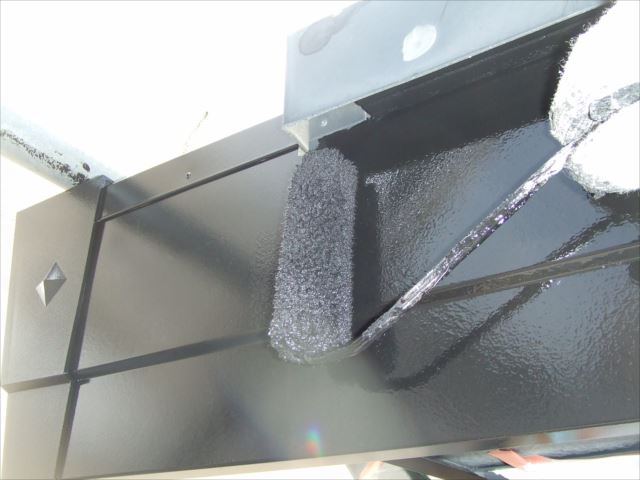 関西ペイントのコスモマイルドシリコン２（２液弱溶剤シリコン塗料）を使用して破風板塗装とサイディング外壁上塗り1回目の作業を行いました。鉾田市にて