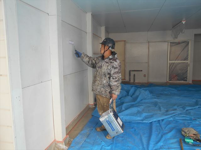 M邸壁下塗り中