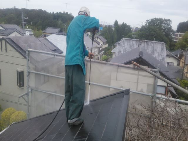 屋根高圧洗浄中