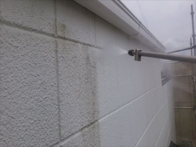外壁、高圧洗浄作業中