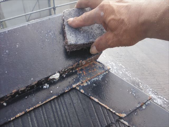 屋根の鉄板部分ケレン作業