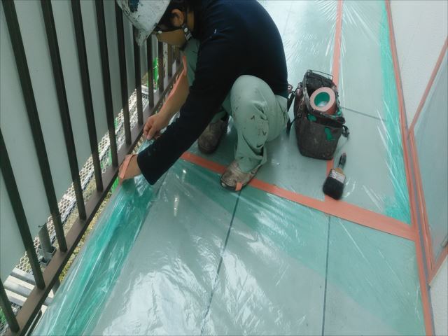 2階通路床のビニール養生
