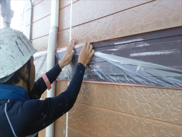 笠間市でビニール養生や軒天塗装の作業を行いました