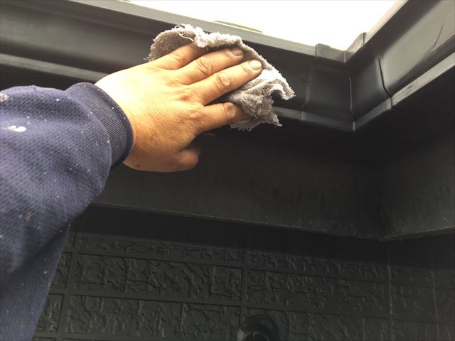 ダイヤスーパーセランマイルドで外壁の仕上げ塗り作業になります水戸市