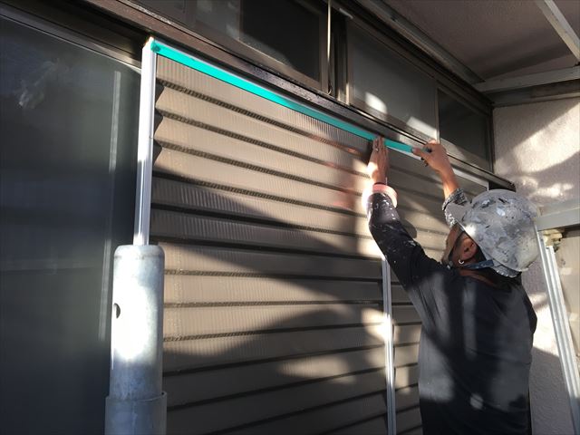 コスモマイルドシリコンで木枠・雨戸などの仕上げ塗り作業　千葉県松戸市