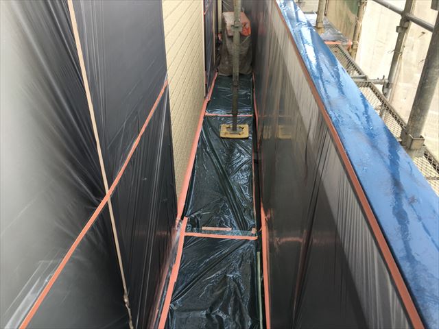 戸建て住宅の外壁と屋根塗装工事・養生作業と外壁・屋根下塗り作業/水戸市藤井町