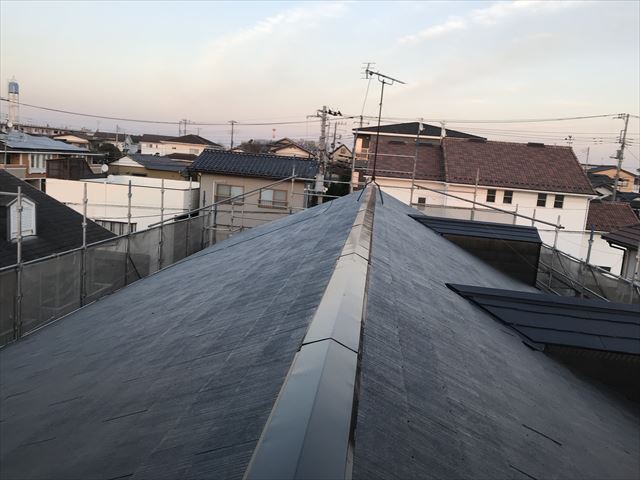 水戸市東赤塚町にて、屋根のタスペーサー及び南面の上塗り、北面の中塗りを行ってきました