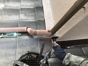 水戸市堀町にて雨どい、水切り部分の仕上げ塗装をやってきました