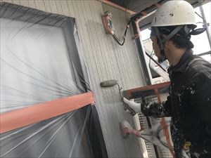 日立市にて戸建て住宅の外壁中塗りと軒天の仕上げ作業