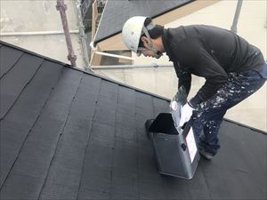 水戸市西原のアパート、屋根塗装仕上げと２階外壁中塗り作業