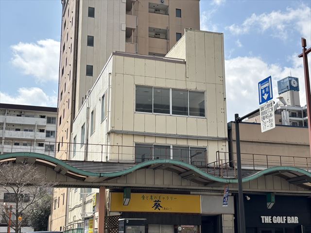 水戸市の国道50号沿いアーケード街にあるテナントビルの外装工事の御見積に行ってきました。