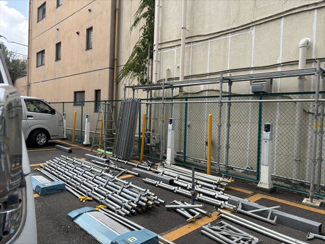 水戸市南町のテナントビルついに外壁塗装工事（足場1日目）が始まりました。本日は足場の設置です。