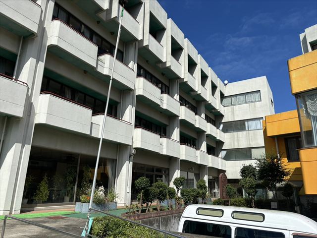 雨漏りでエレベーターが緊急停止した建物を現地調査、細かな漏水跡と外壁の汚れを確認して全体塗装を検討