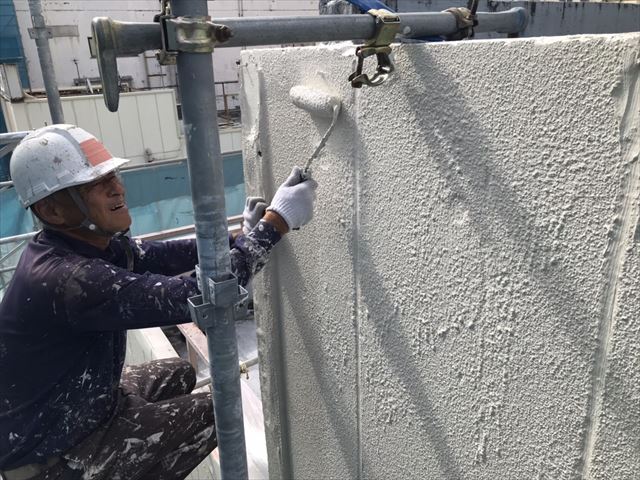 水戸市南町アーケード街で外壁塗装工事・単層弾性塗料セラミクリーンによる上塗り作業を実施