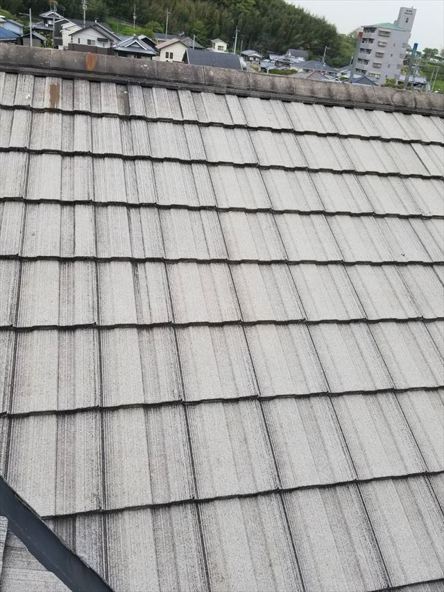 砥部町の木造二階建ての住宅の屋根を新しく塗り替えます