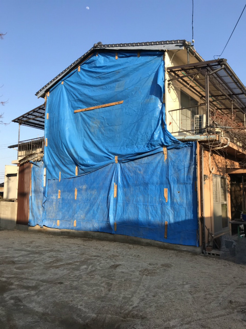 お隣の家が解体されて外壁が剝き出しになってます