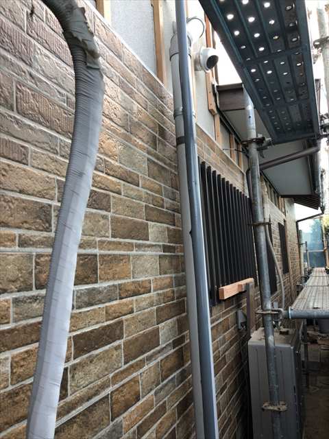 今治郷本町の金属サイディングパネル取り付け開始です。