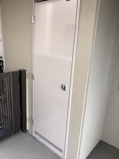 今治市のマンションの鉄部塗装工事が始まりました。