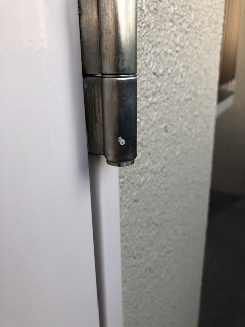 今治市のマンションの鉄部塗装での塗料剥ぎ。
